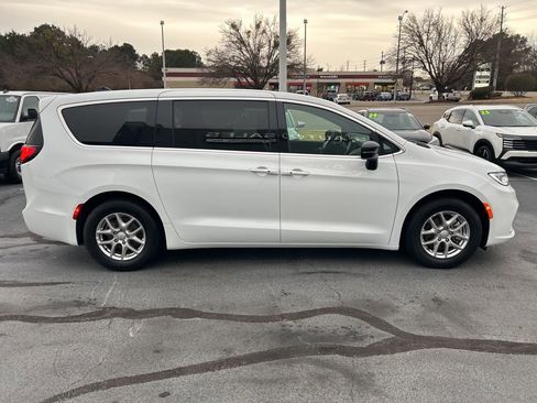 Used 2025 Chrysler Pacifica Select image 8