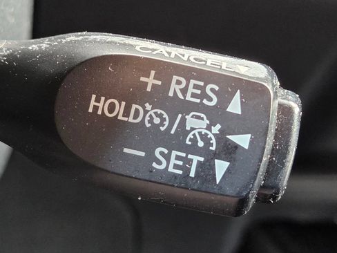 Used 2021 Toyota C-HR XLE FWD image 17
