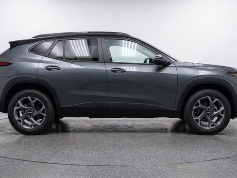 Used 2025 Chevrolet Trax LT FWD image 11