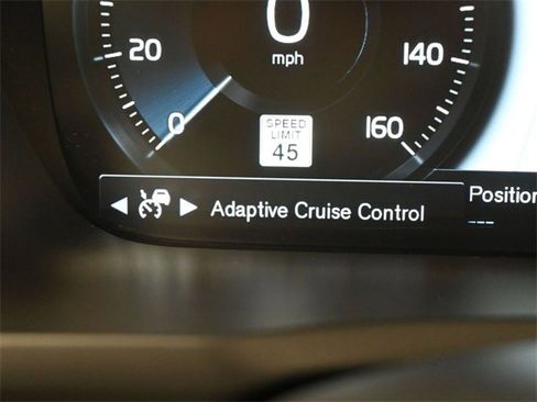 Used 2022 Volvo XC90 T6 Momentum image 29