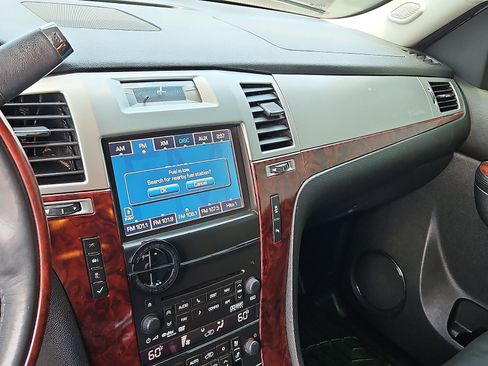 Used 2014 Cadillac Escalade Luxury RWD image 17