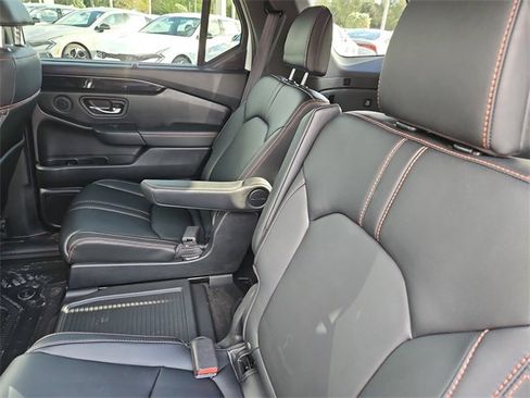 Used 2023 Honda Pilot TrailSport image 12