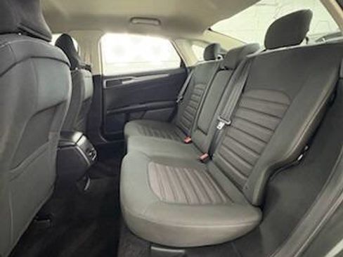 Used 2017 Ford Fusion SE w/ Fusion SE Technology Package image 9