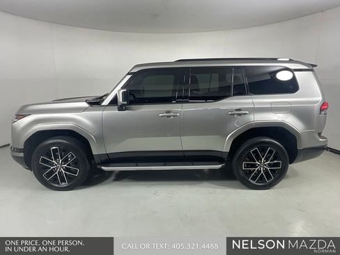 Used 2025 Lexus GX 550 w/ Accessory Package (2T) AWD/4WD image 9