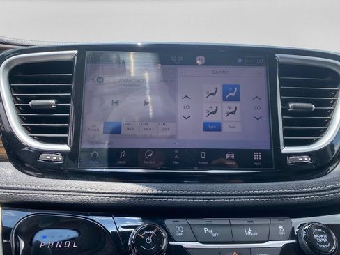 Used 2023 Chrysler Pacifica Limited FWD image 22