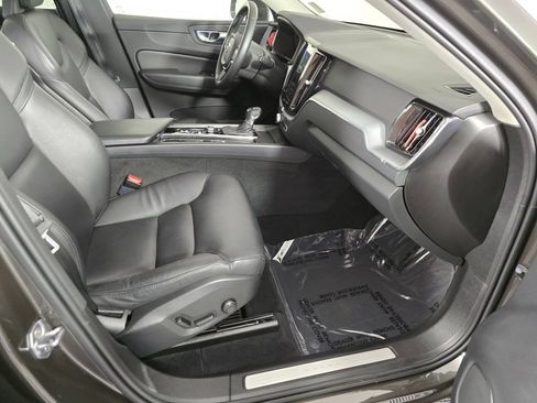Used 2020 Volvo XC60 T5 Momentum w/ Protection Package AWD/4WD image 11