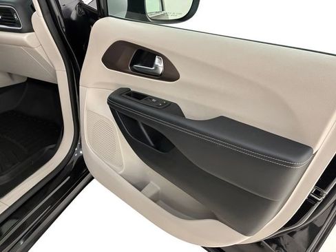 Used 2023 Chrysler Voyager LX FWD image 15