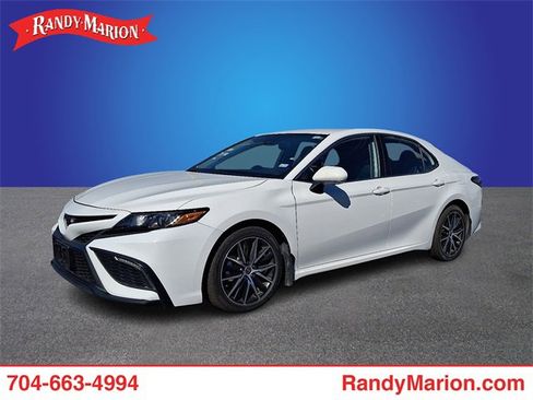 Used 2024 Toyota Camry SE image 1