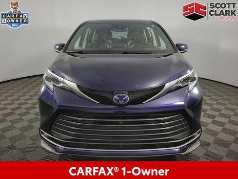 Used 2021 Toyota Sienna Platinum FWD image 2