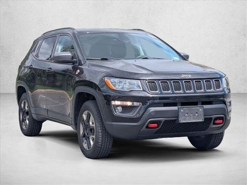Used 2017 Jeep Compass Trailhawk w/ Leather Interior Group AWD/4WD image 3