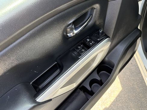 Used 2017 Nissan Titan SV RWD image 10