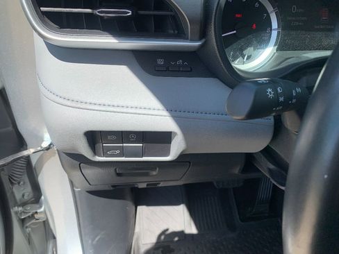 Used 2023 Toyota Highlander LE image 12