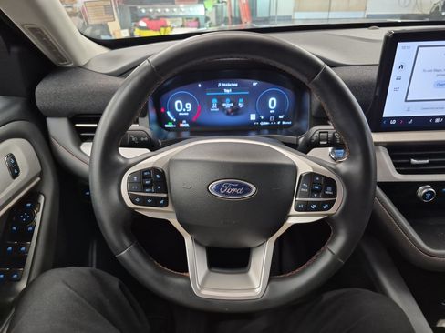 Used 2025 Ford Explorer Active RWD image 29