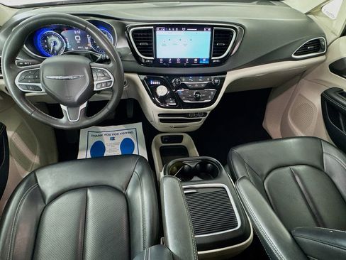 Used 2024 Chrysler Pacifica Touring-L FWD image 27