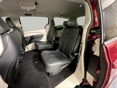Used 2017 Chrysler Pacifica Touring-L FWD image 22