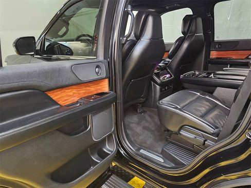 Used 2019 Lincoln Navigator Reserve image 16
