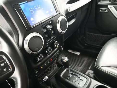 Used 2017 Jeep Wrangler Unlimited Rubicon AWD/4WD image 23