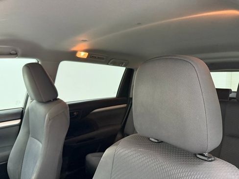 Used 2015 Toyota Highlander LE image 24
