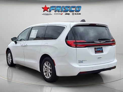 Used 2025 Chrysler Pacifica Select image 5