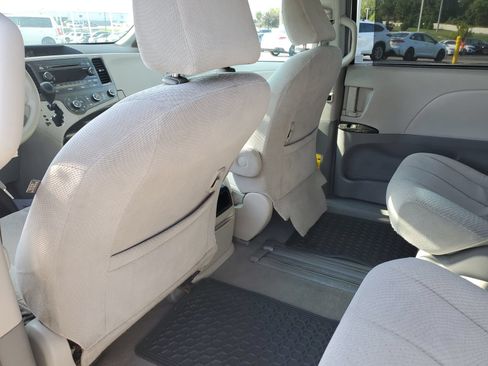 Used 2011 Toyota Sienna LE w/ Towing Pkg FWD image 13