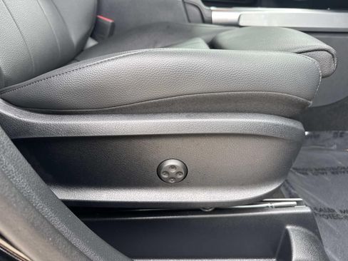 Used 2025 Mercedes-Benz GLB 250 image 12