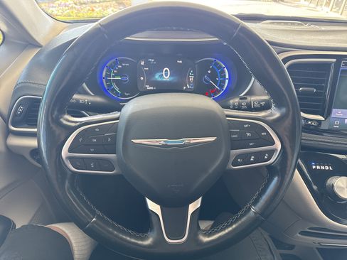 Used 2021 Chrysler Pacifica Touring-L image 18