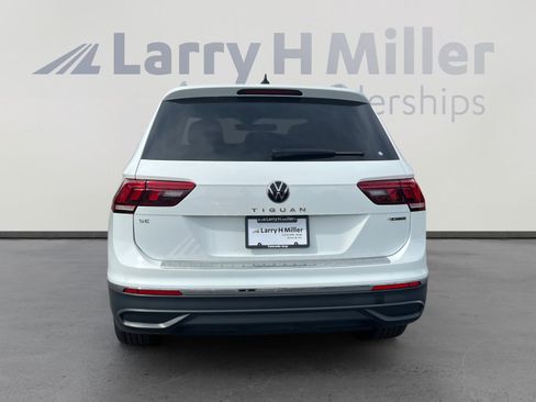 Used 2024 Volkswagen Tiguan SE w/ Panoramic Sunroof Package image 4