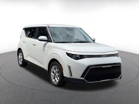 Used 2025 Kia Soul LX w/ LX Technology Package FWD image 3