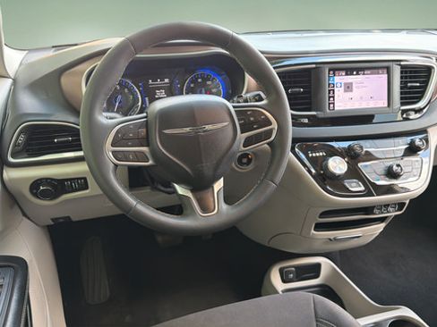 Used 2022 Chrysler Voyager LX FWD image 8