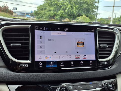 Used 2024 Chrysler Pacifica Touring-L FWD image 17