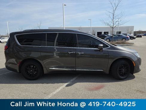 Used 2019 Chrysler Pacifica Touring-L FWD image 16