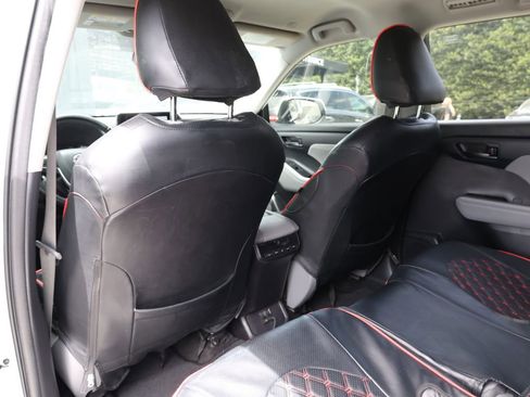 Used 2023 Toyota Highlander LE image 17