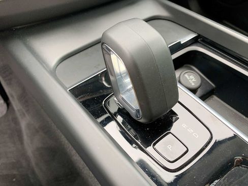 Used 2023 Volvo XC60 B5 Core image 16