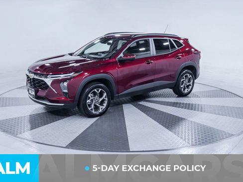 Used 2025 Chevrolet Trax LT FWD image 3