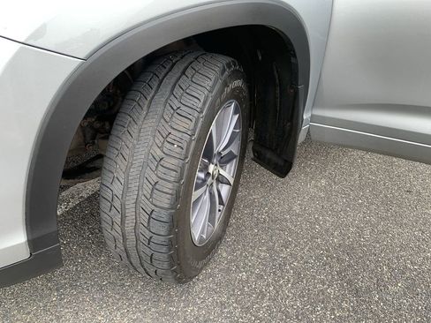 Used 2017 Toyota Highlander SE image 12