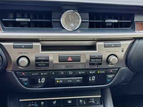Used 2016 Lexus ES 350 w/ Ultra Luxury Package FWD image 12