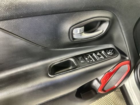 Used 2023 Jeep Renegade Trailhawk AWD/4WD image 15
