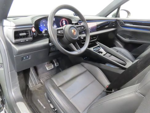 Certified 2025 Porsche Macan 4S Electric AWD/4WD image 4