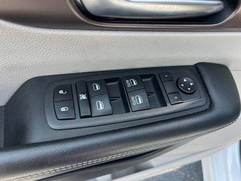 Used 2022 Chrysler Voyager LX FWD image 15
