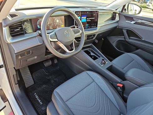 New 2026 Volkswagen Tiguan SE FWD image 12