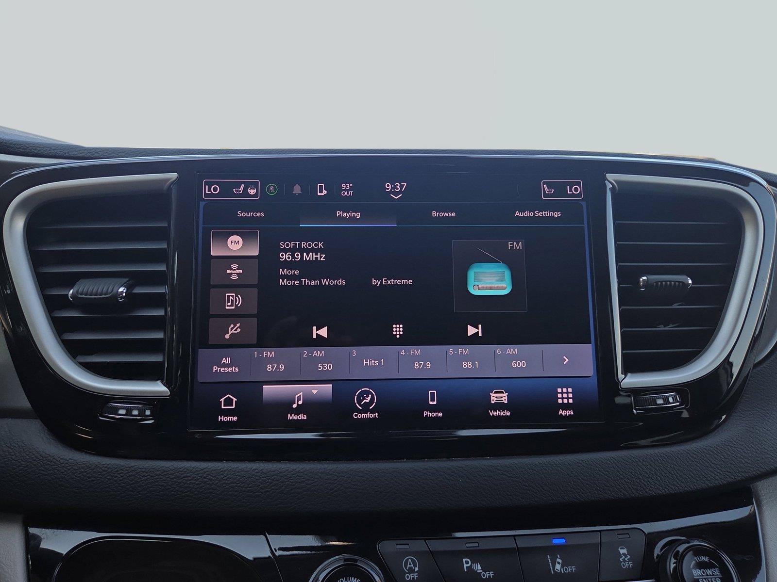 Used 2023 Chrysler Pacifica Touring-L FWD image 15