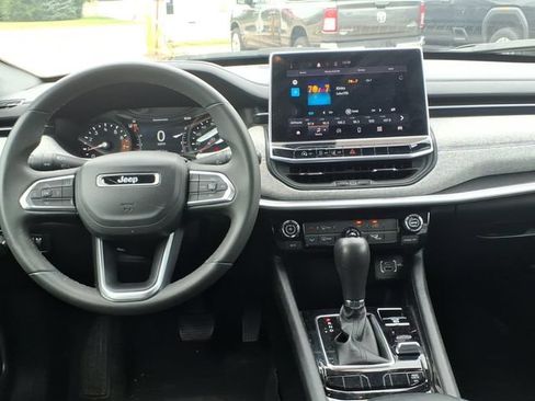 Used 2024 Jeep Compass Latitude AWD/4WD image 11