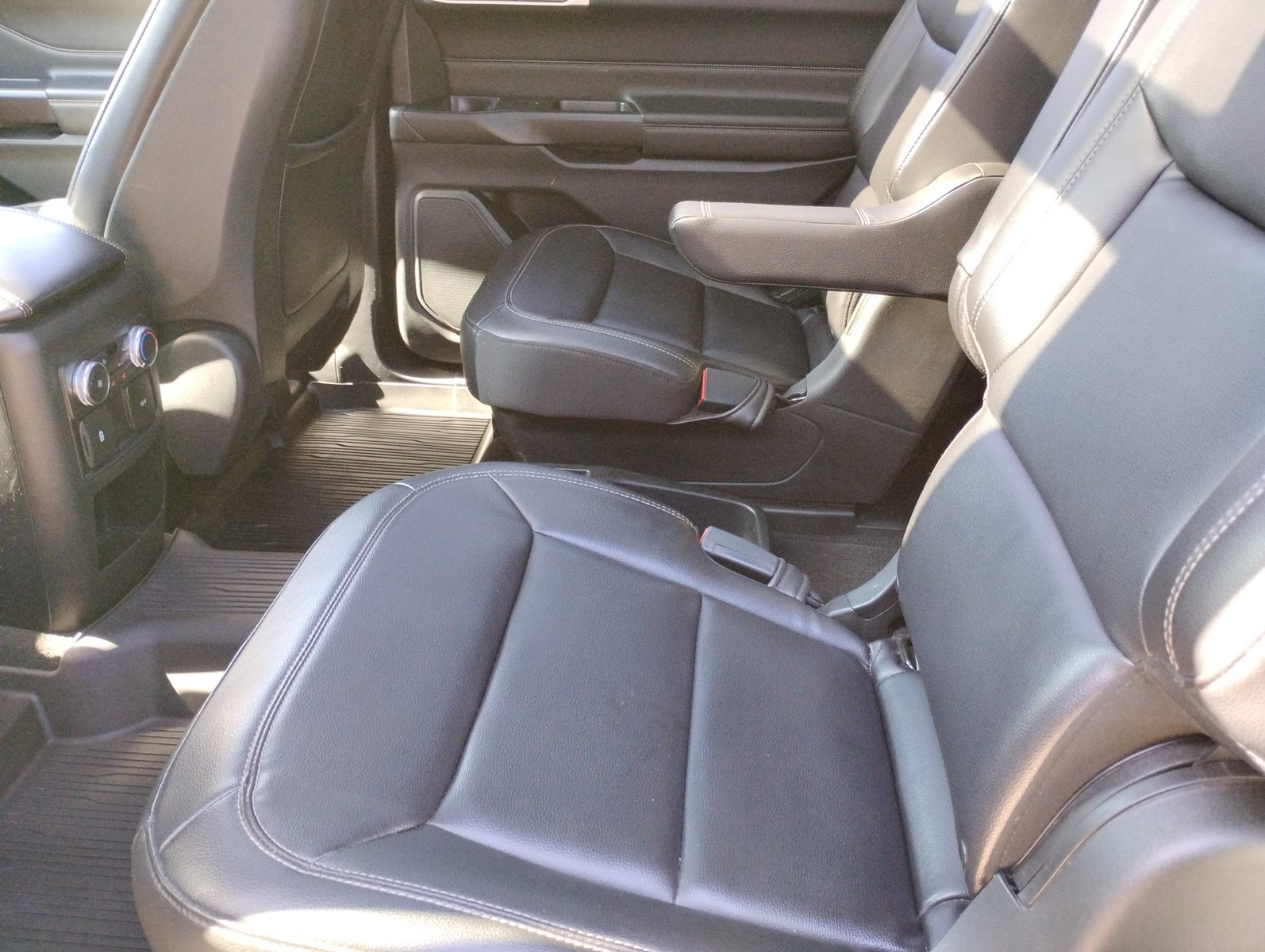 Used 2020 Ford Explorer XLT w/ Equipment Group 202A AWD/4WD image 25