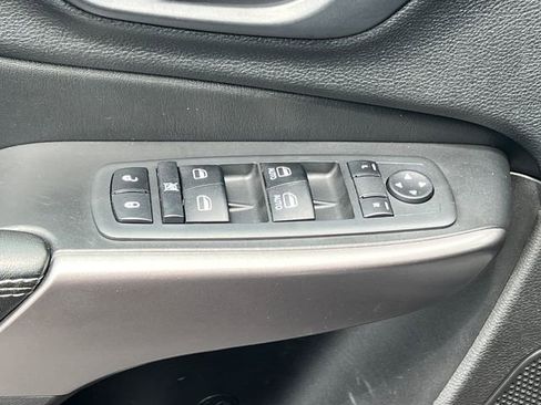 Used 2019 Jeep Cherokee Latitude Plus AWD/4WD image 16