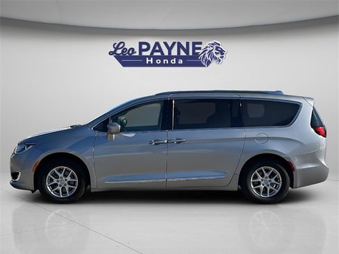 Used 2020 Chrysler Pacifica Touring-L image 3