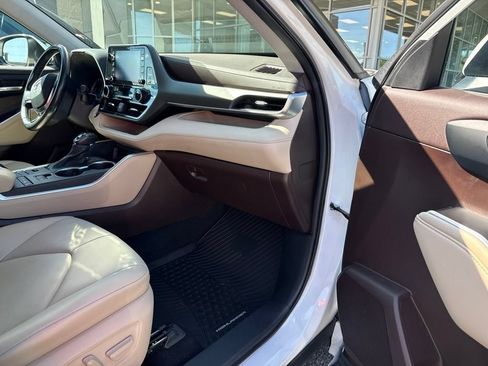 Used 2021 Toyota Highlander XLE AWD/4WD image 15