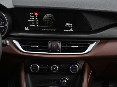 Used 2018 Alfa Romeo Stelvio AWD image 27