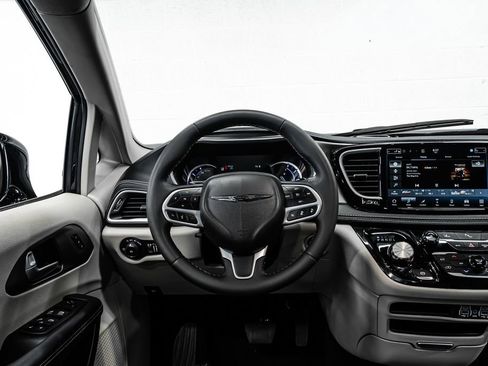 Used 2024 Chrysler Pacifica Limited FWD image 21