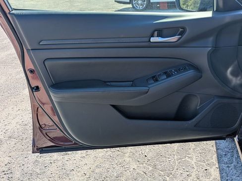 Used 2024 Nissan Altima 2.5 SV image 11