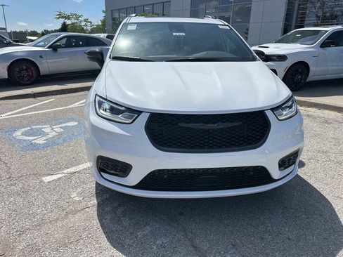 New 2025 Chrysler Pacifica Limited w/ Uconnect Theater Family Group FWD image 9